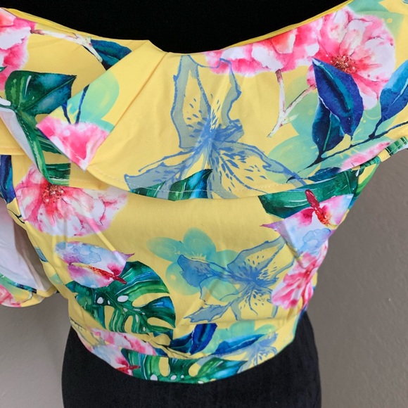 🍀 10 for $25.00 FLORAL RUFFLE CROP TOP - Picture 6 of 7